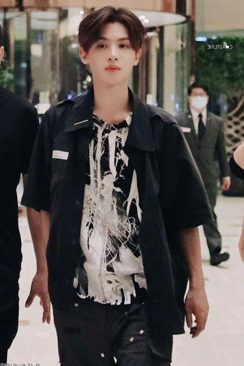 娱乐圈最新动态：明星关系变动引发关注